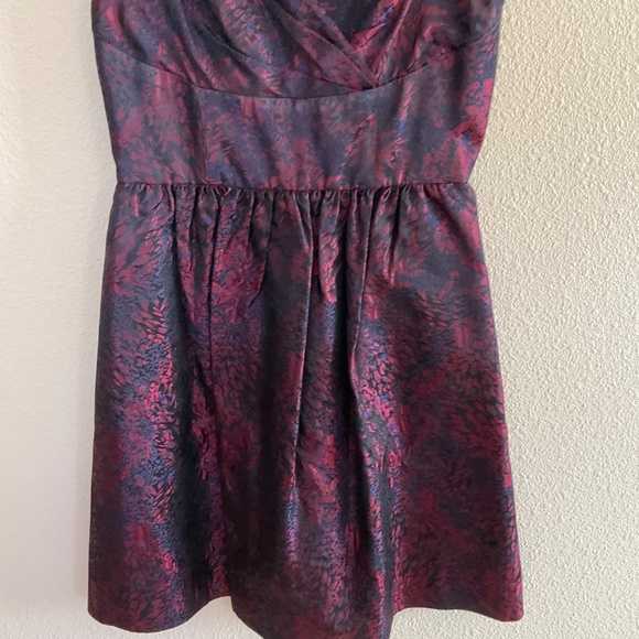 Sleeveless shiny black and maroon pleated party dress - Picture 3 of 3